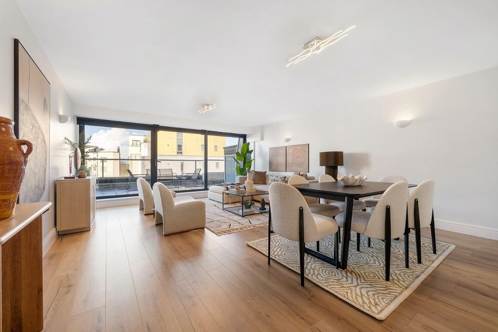 Property photo 3 of 17 Reception