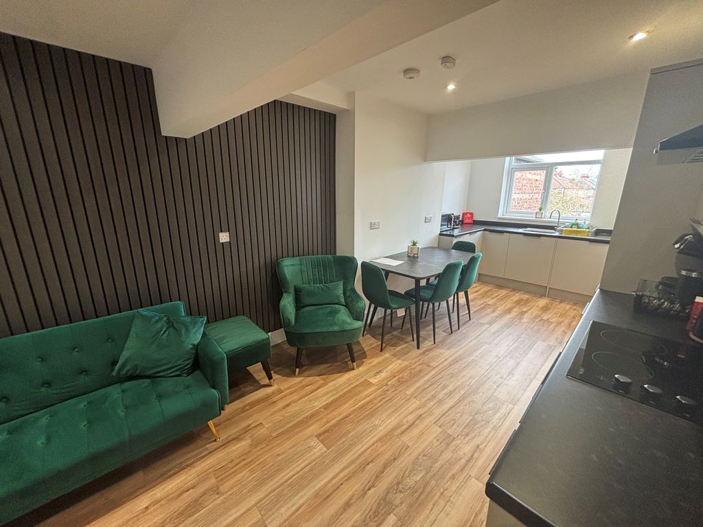 Property photo 3 of 8 Lounge