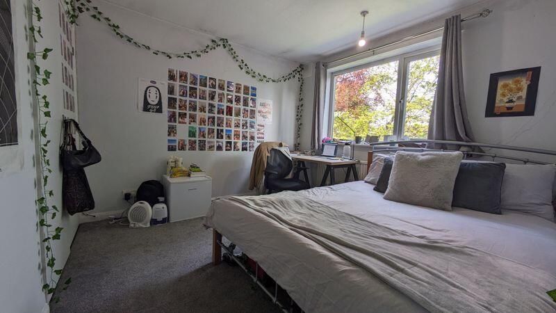 Property photo 2 of 10 A Bright, Spacious Double Bedroom Featuring A Comf...