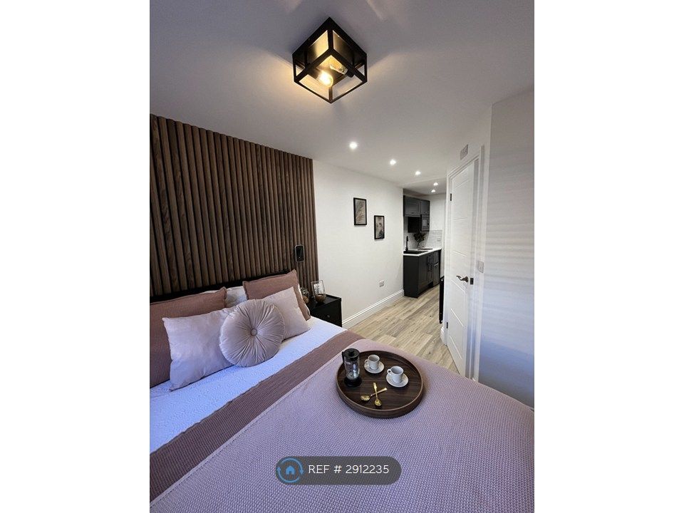 Property photo 1 of 20 Room 2