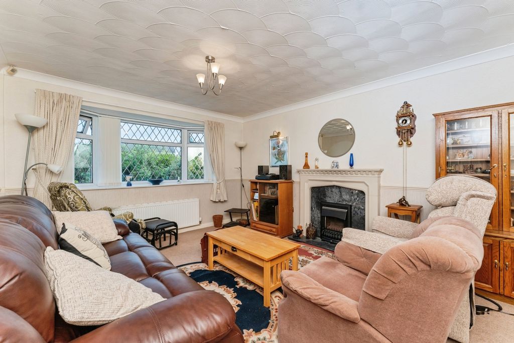 Property photo 2 of 16 Lounge