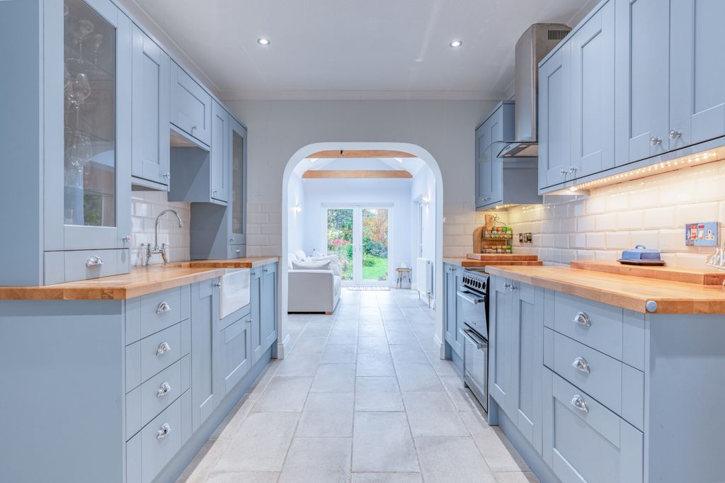 Property photo 2 of 31