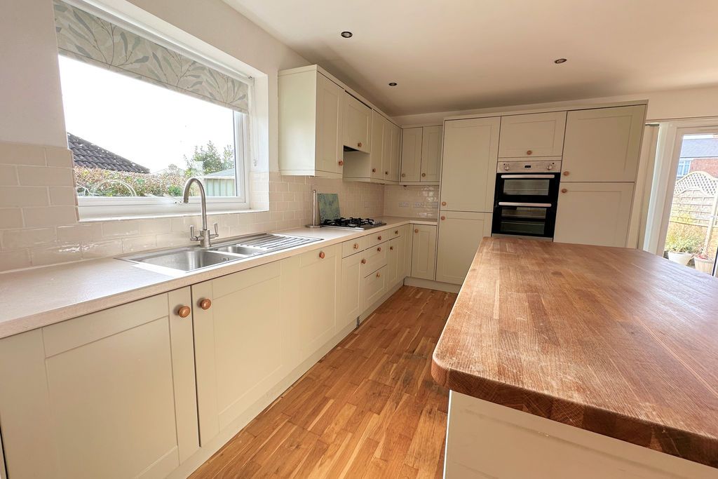 Property photo 3 of 16 Kitchen/Dining Area