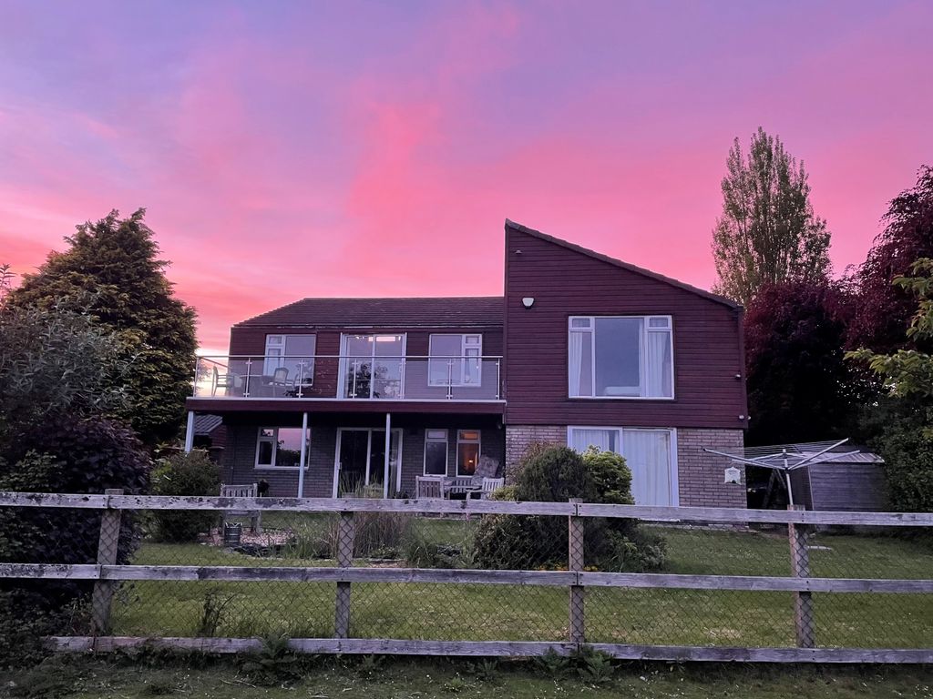 Property photo 1 of 11 Sunset