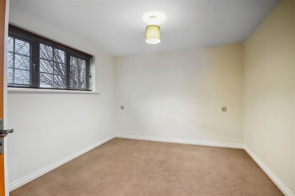 Property photo 3 of 9 Bedroom