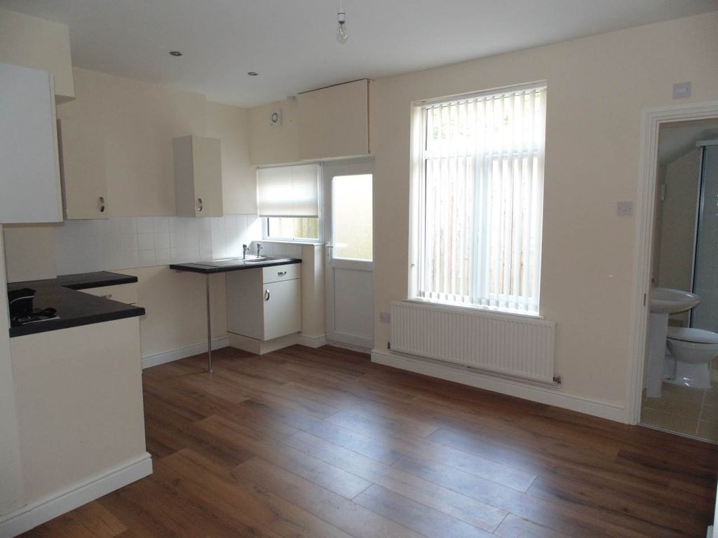 Property photo 3 of 7 Living Room &amp; Kitchen 2