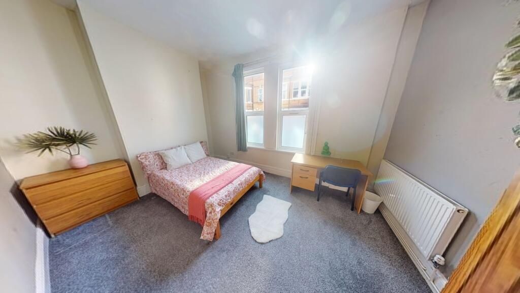 Property photo 3 of 15 Bright And Cozy Double Bedroom Featuring A Comfort...