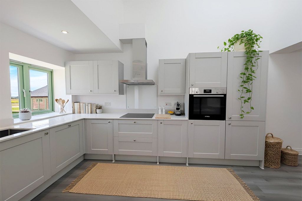 Property photo 3 of 8 Kitchen