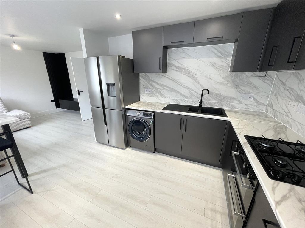 Property photo 2 of 10 Kitchen