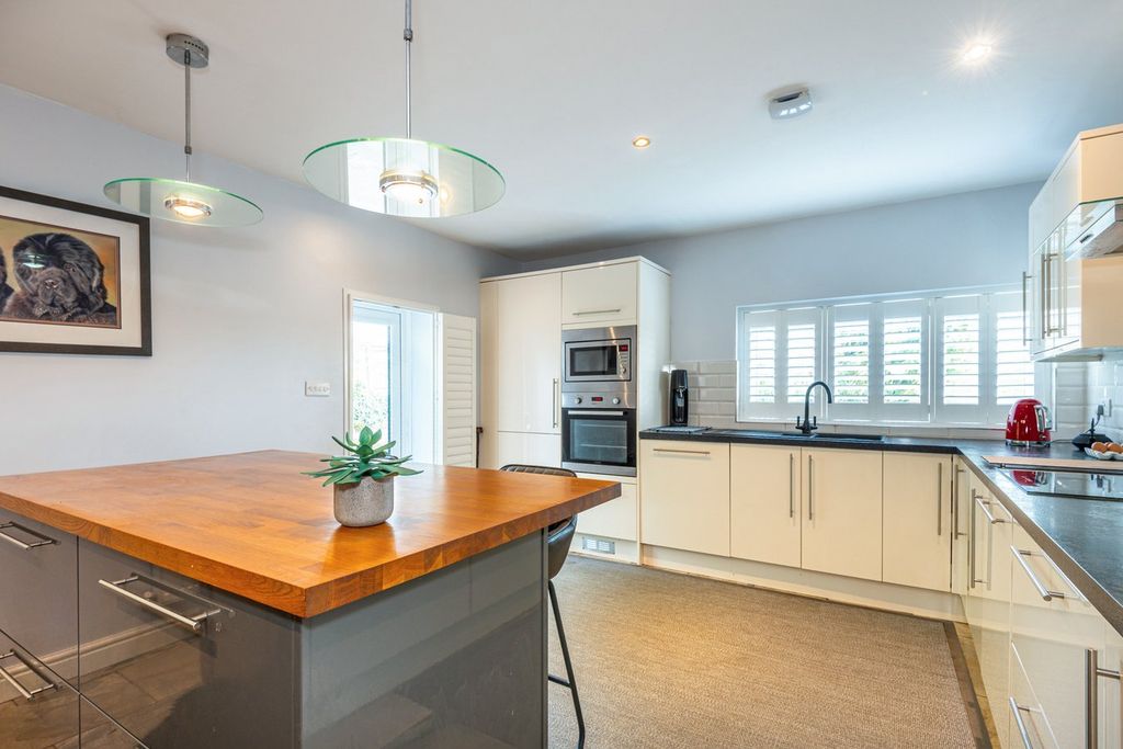 Property photo 3 of 33 Dining Kitchen