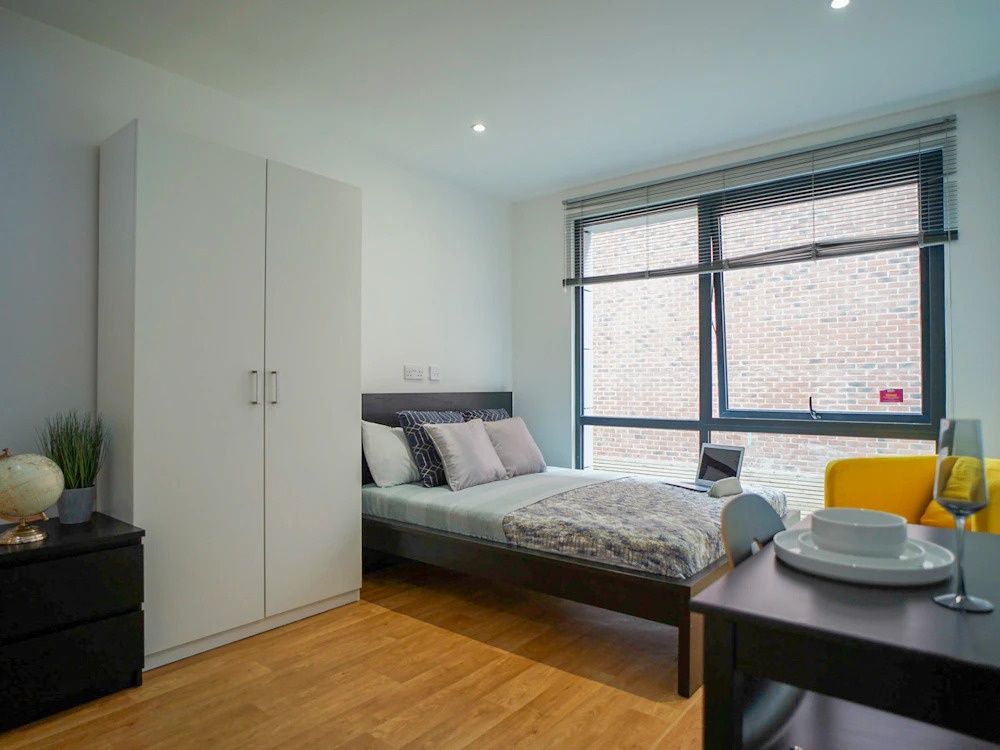 Property photo 1 of 6 Bright, Modern Double Bedroom With Large Window, F...