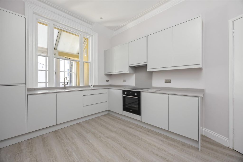 Property photo 3 of 11 College Terrace_11_Flat B-009.Jpg
