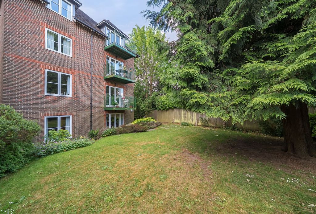 Property photo 2 of 13 Communal Gardens