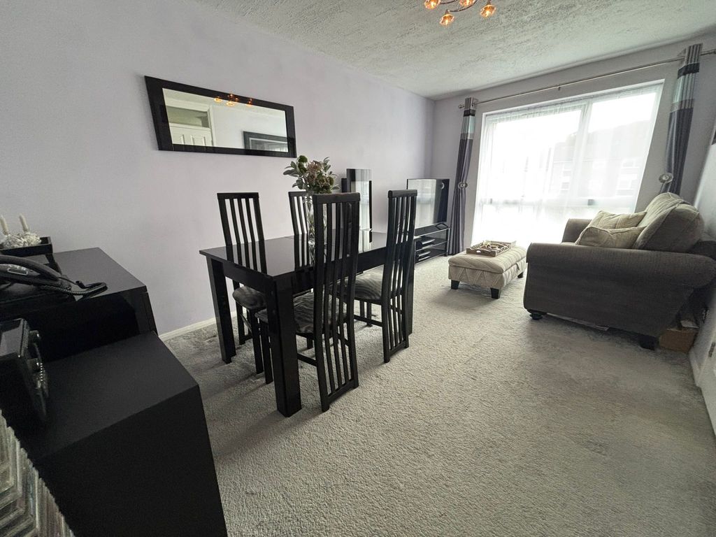 Property photo 1 of 8 Photo 7