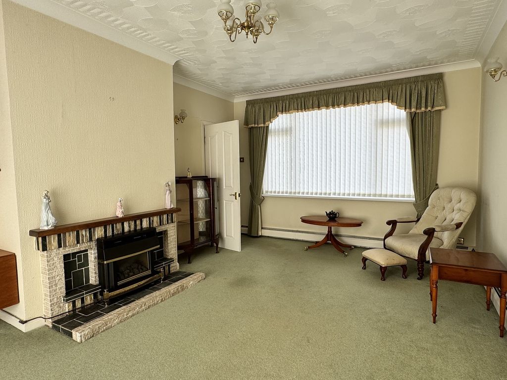 Property photo 2 of 18 Lounge