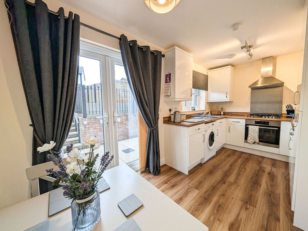 Property photo 2 of 15 Dining Kitchen