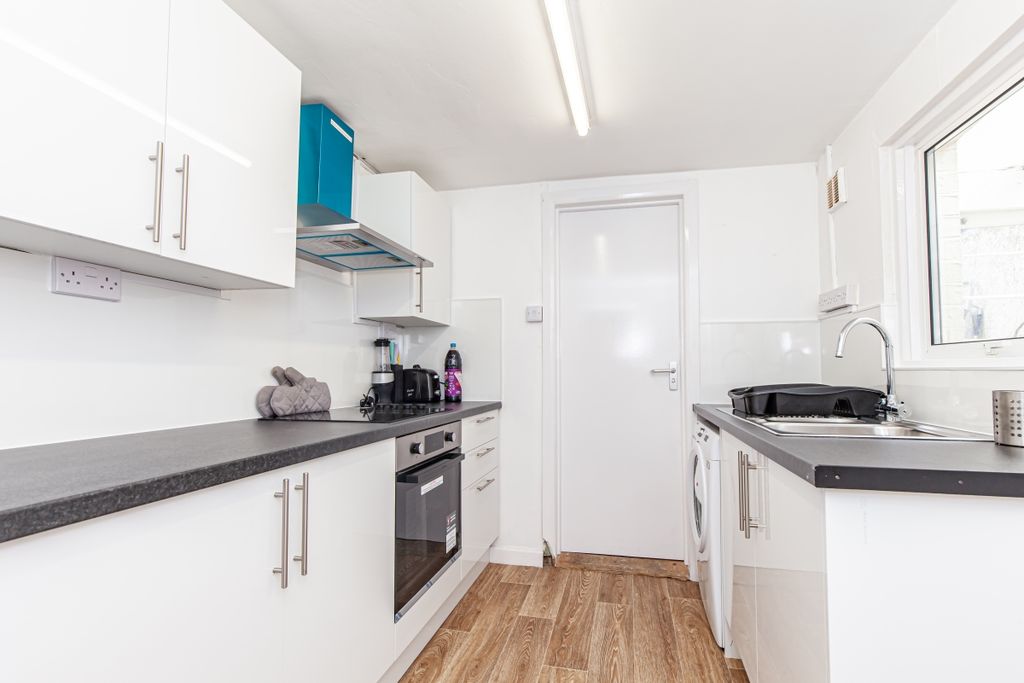 Property photo 1 of 8 Kitchen