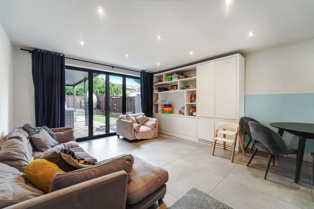 Property photo 2 of 18 Preston Lane