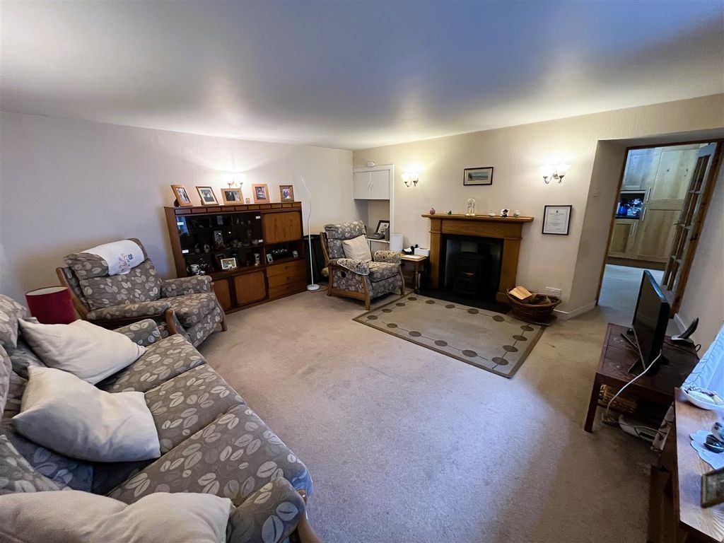 Property photo 3 of 21 Lounge