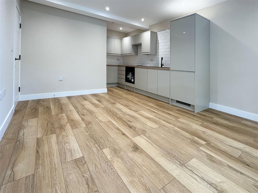 Property photo 2 of 11 6A641876-22F4-48A2-96B4-2Ae471Af5A1E.Jpg