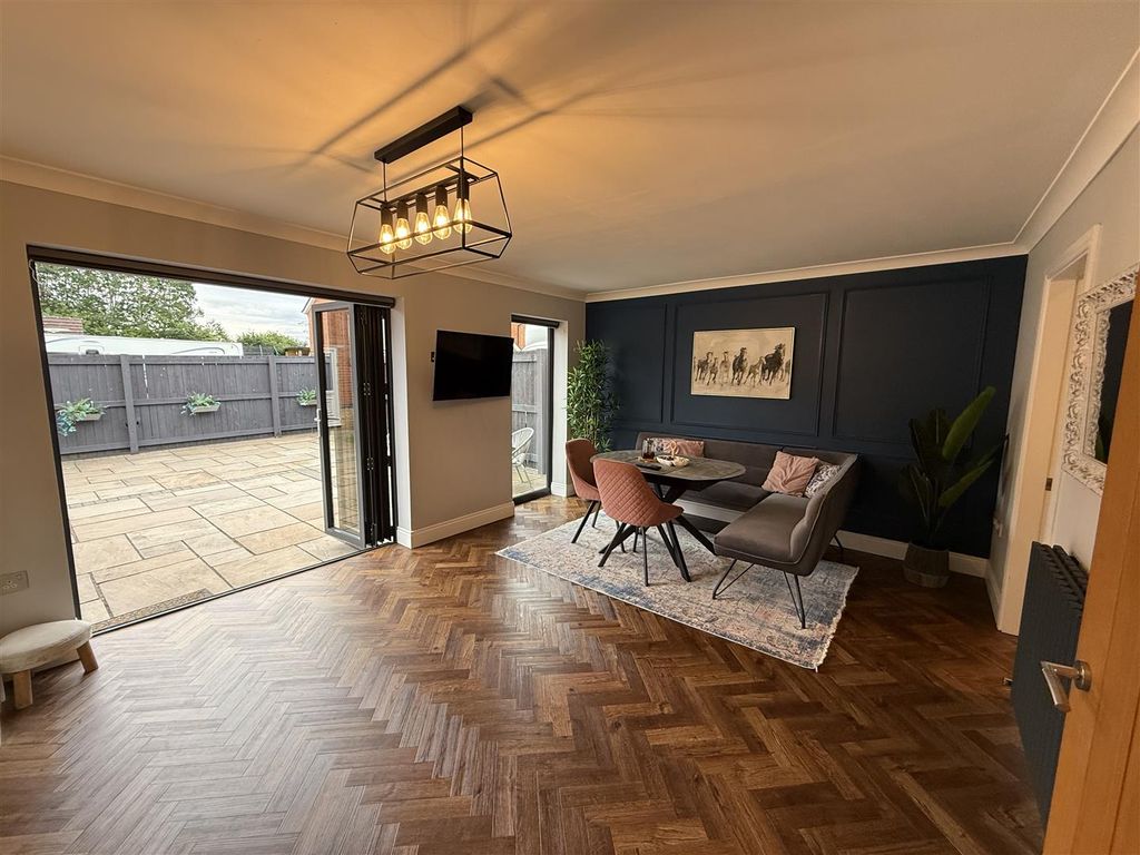 Property photo 3 of 26 Kitchen/Dining Area