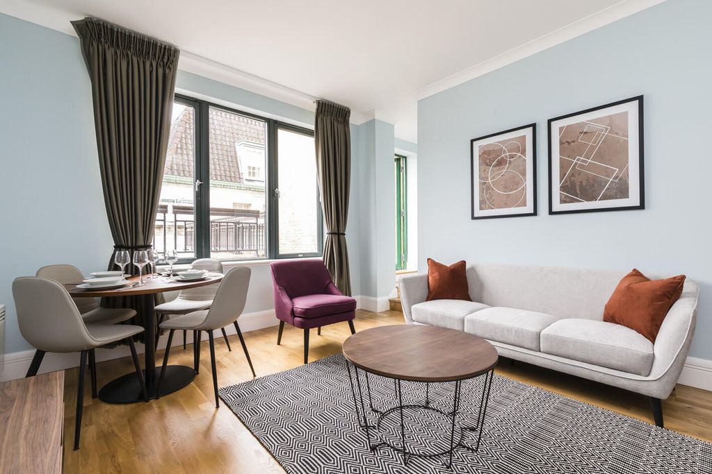 Property photo 2 of 22 Living Room