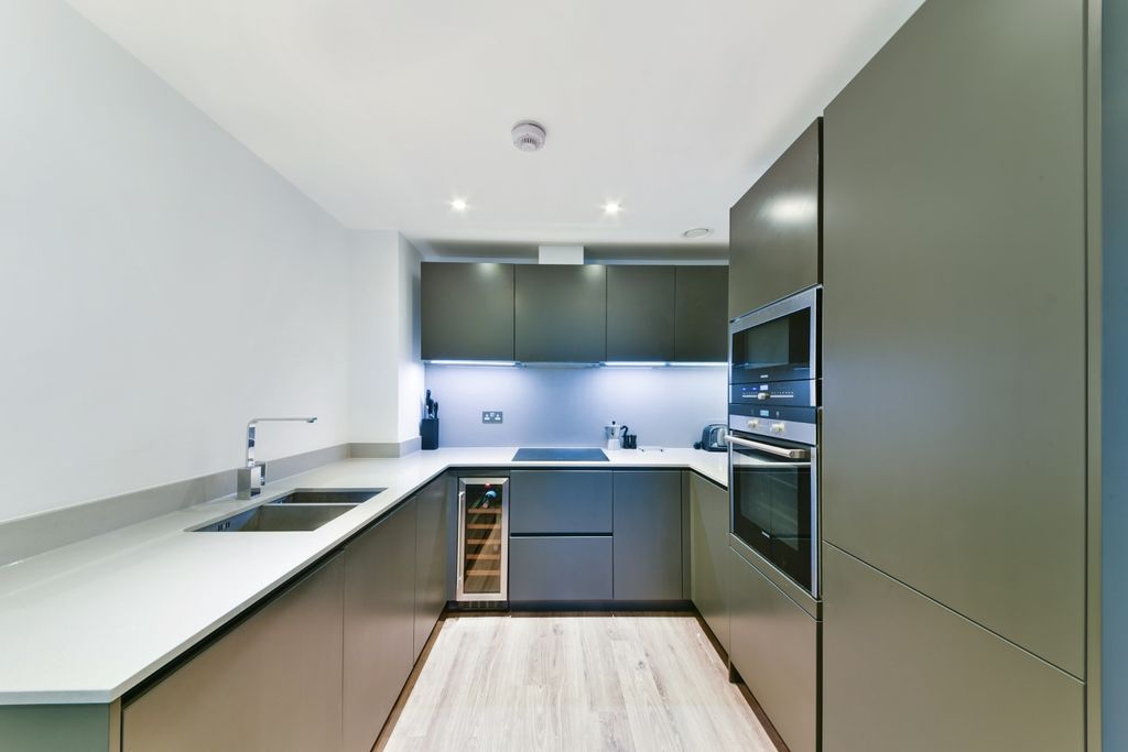 Property photo 3 of 10 Kitchen