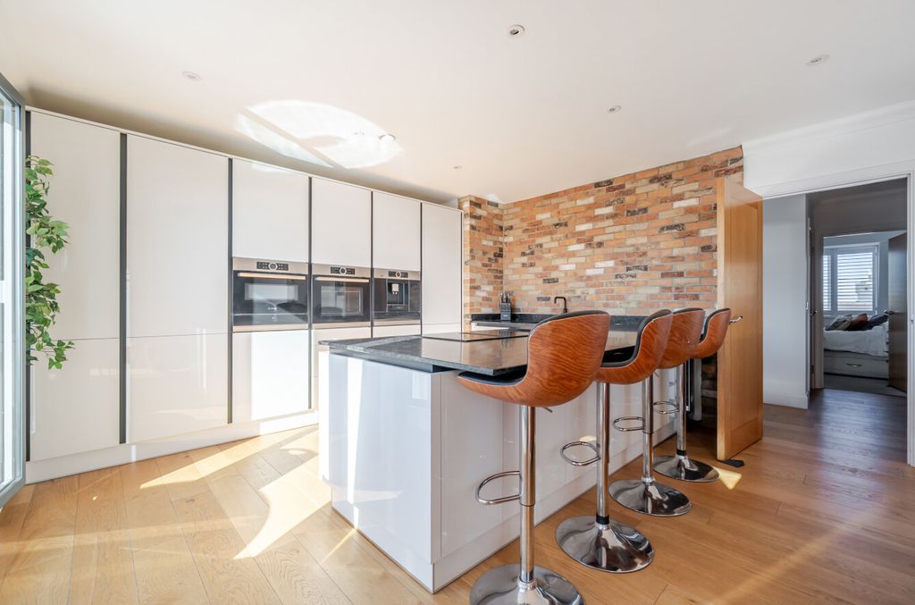 Property photo 2 of 10 Kitchen/Lounge