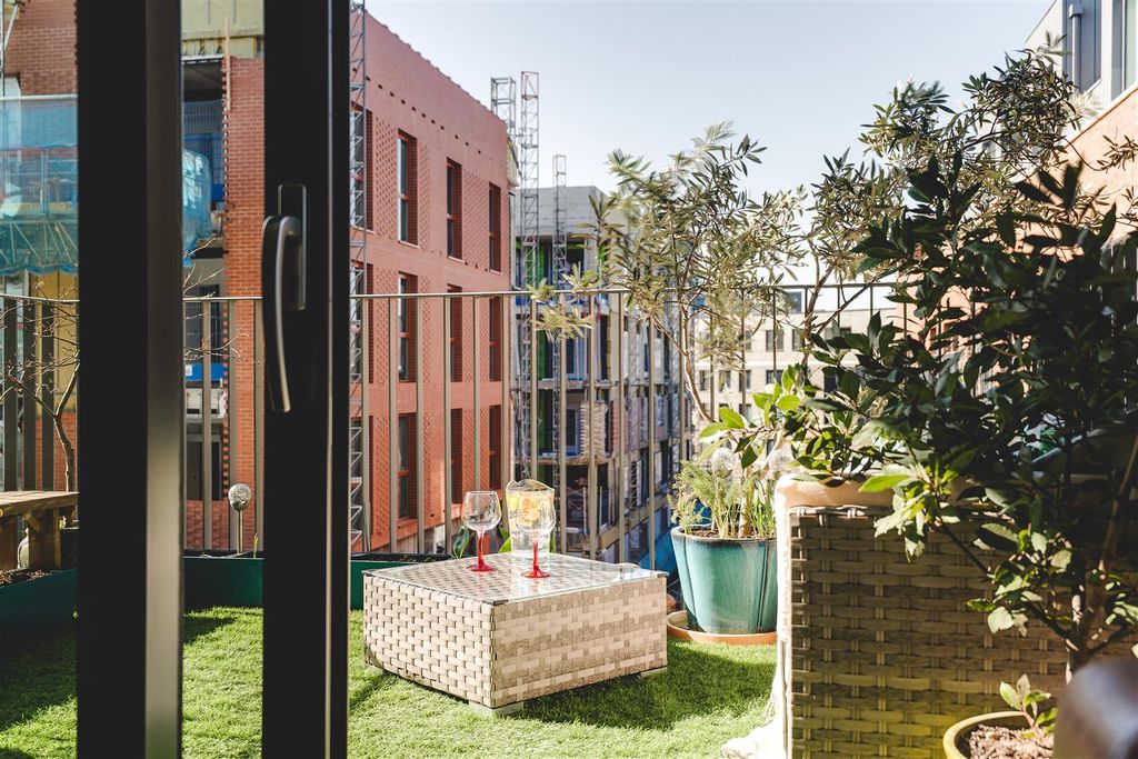 Property photo 2 of 32 Curie House-13.Jpg