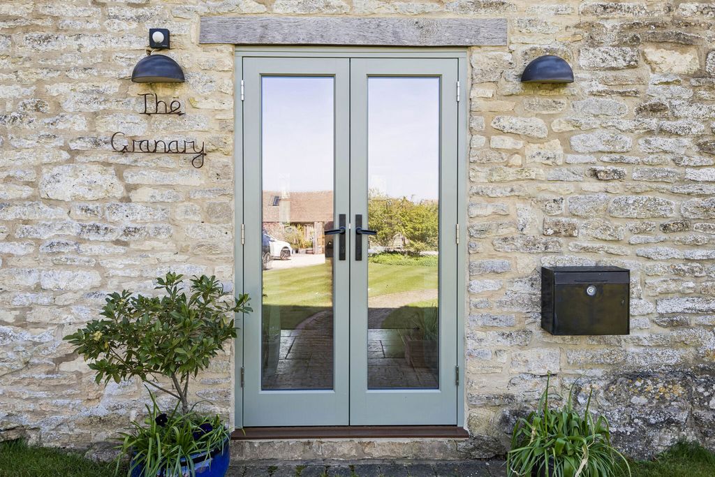 Property photo 2 of 17 Entrance