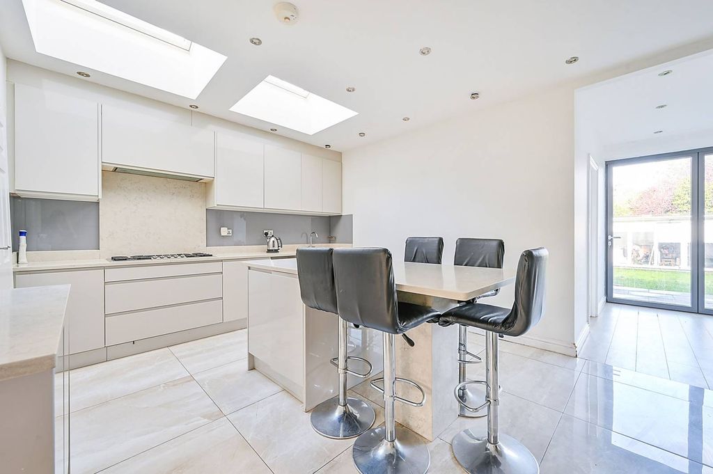 Property photo 1 of 23