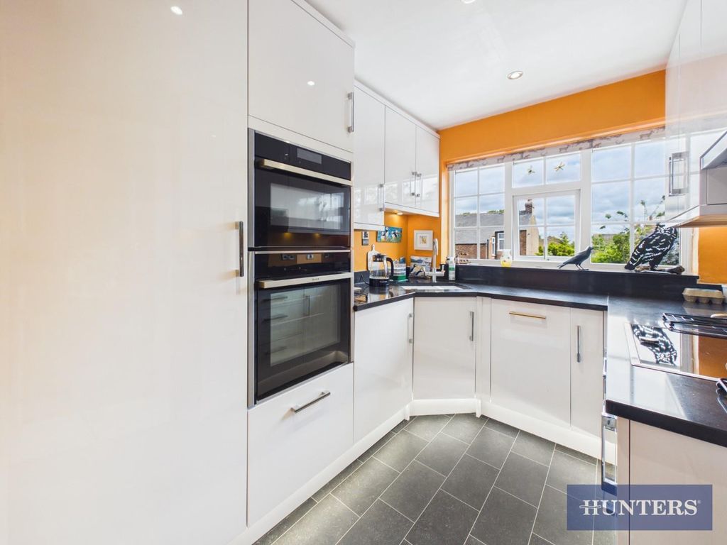 Property photo 3 of 18 Kitchen