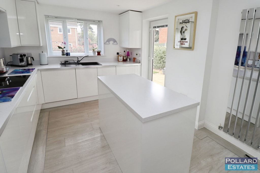 Property photo 2 of 24 Kitchen/Breakfast Room