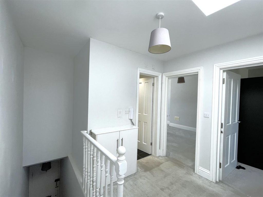Property photo 3 of 12 Landing.Jpg