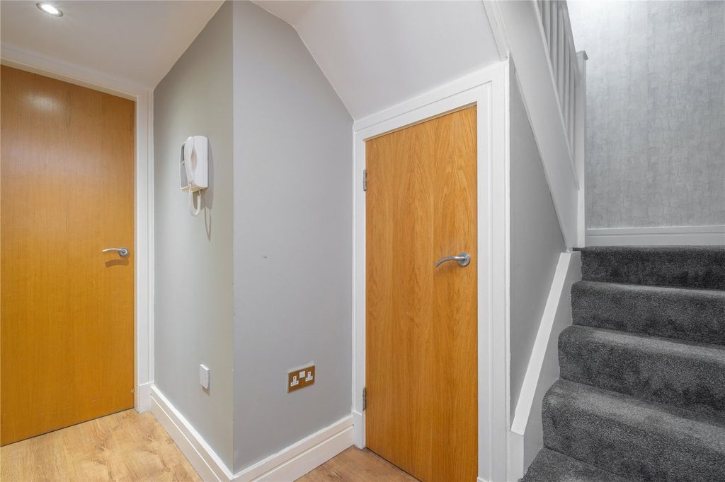 Property photo 2 of 14 Entrance Hall