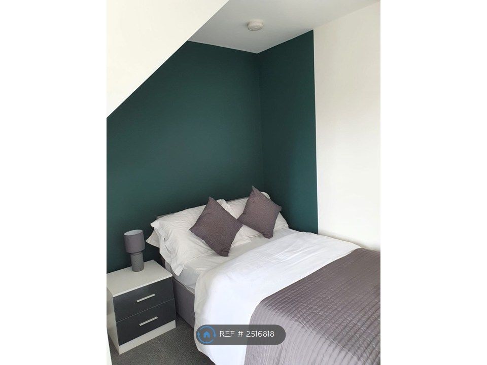 Property photo 1 of 16 Room 5