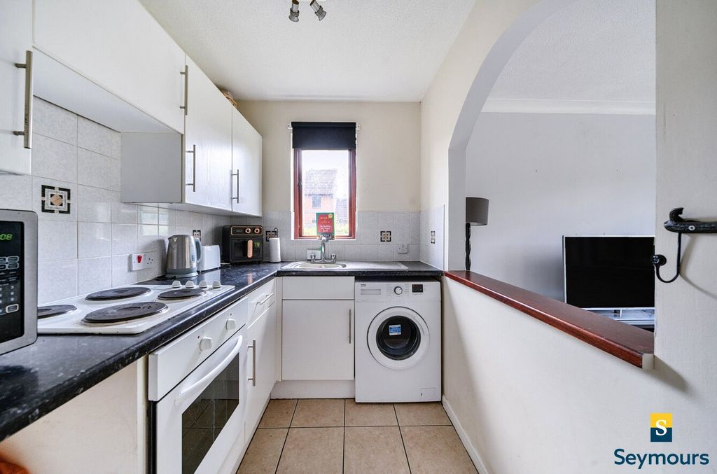 Property photo 3 of 10 Kitchen