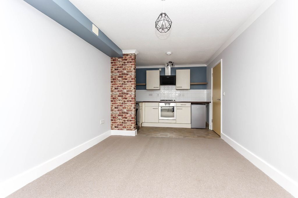 Property photo 2 of 8 Lounge/Kitchen