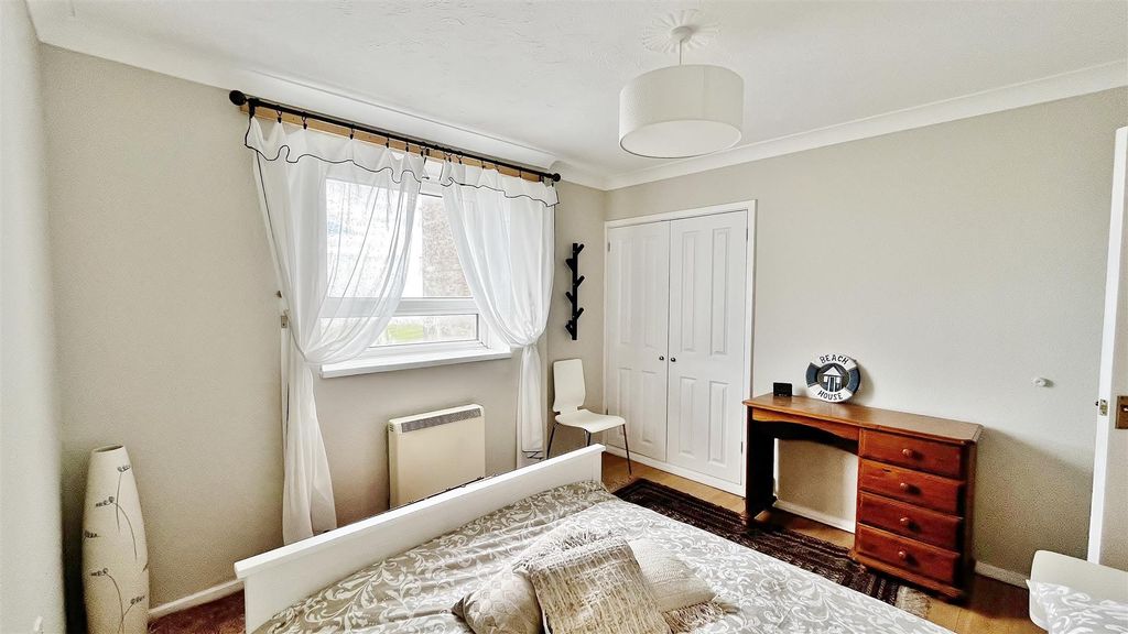 Additional image 18 of 2 bed flat for saleFrinton Court, The Esplanade, Frinton-On-Sea CO13