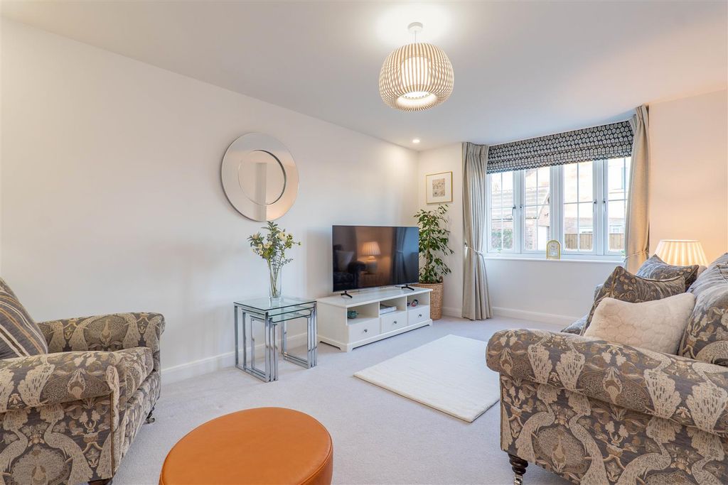 Property photo 2 of 35 Lounge