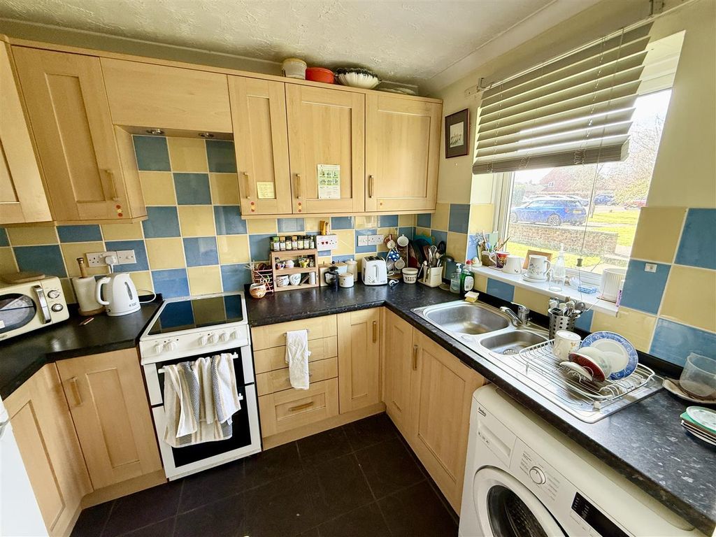 Property photo 2 of 10 Kitchen