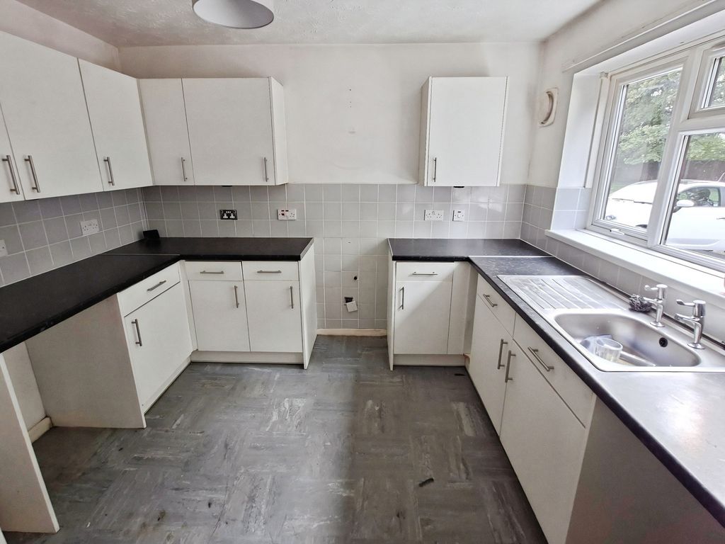 Property photo 3 of 8 Kitchen