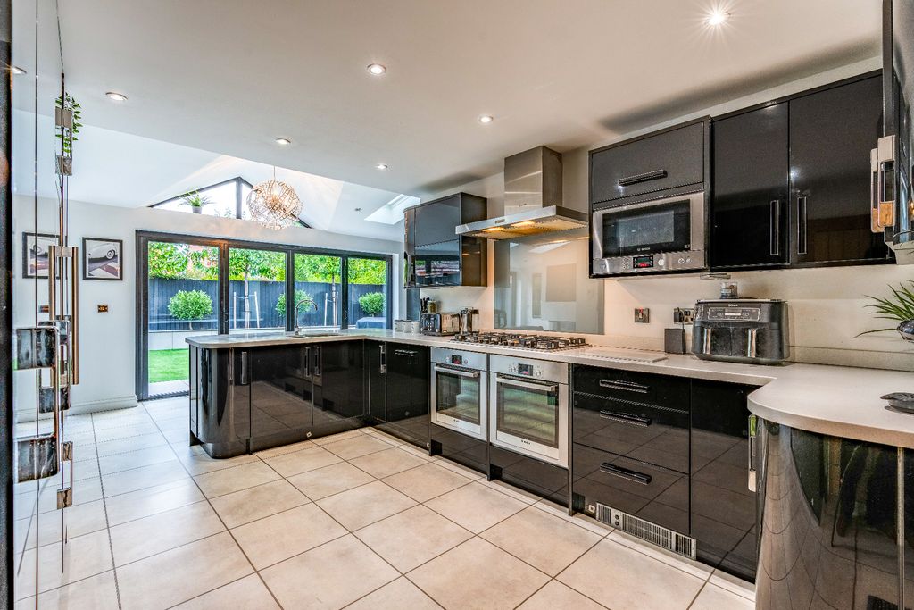 Property photo 3 of 48