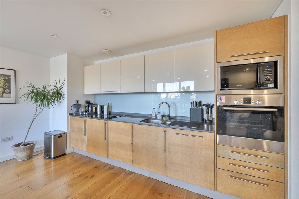 Property photo 3 of 29 Reception/Kitchen