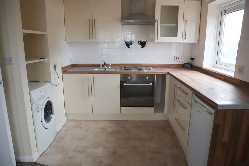 Property photo 2 of 7 Kitchen