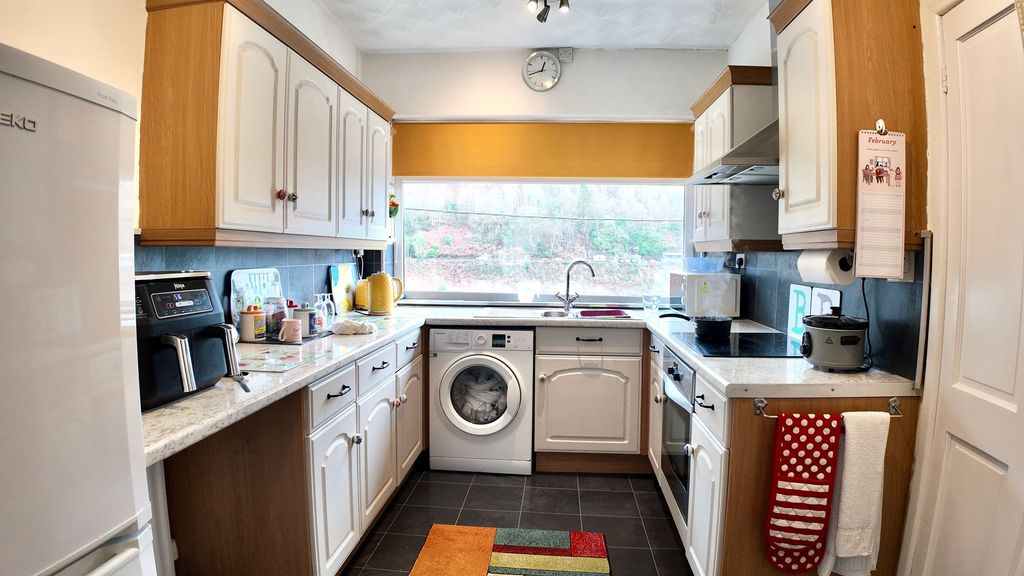 Property photo 3 of 33