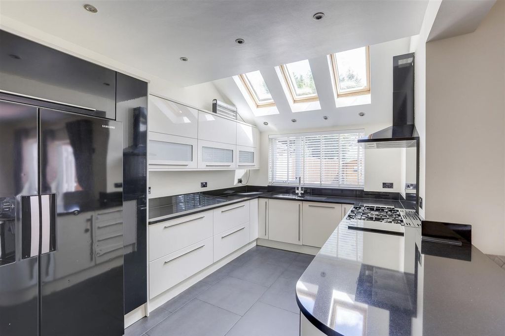 Property photo 3 of 31