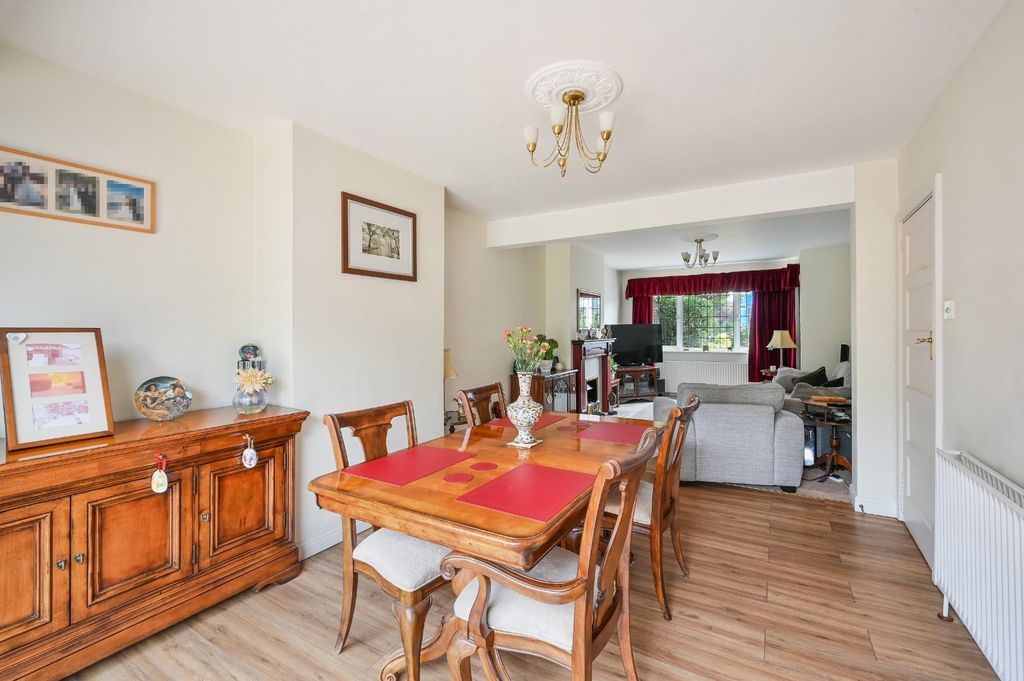 Property photo 3 of 19 Stoneleigh Park Road, (4).Jpg