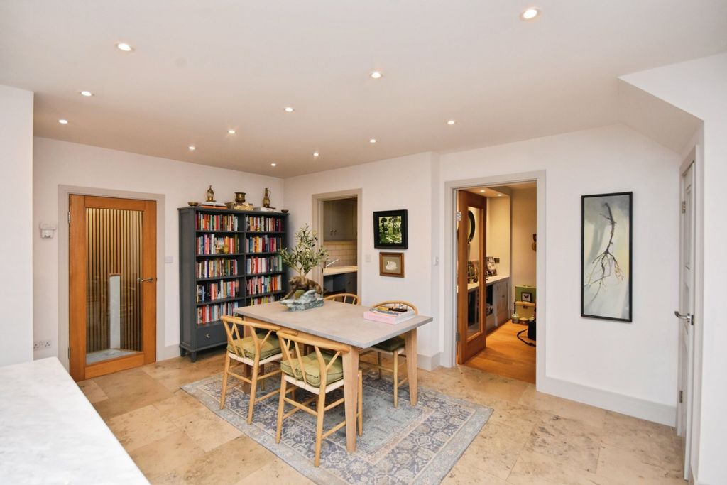 Property photo 3 of 34
