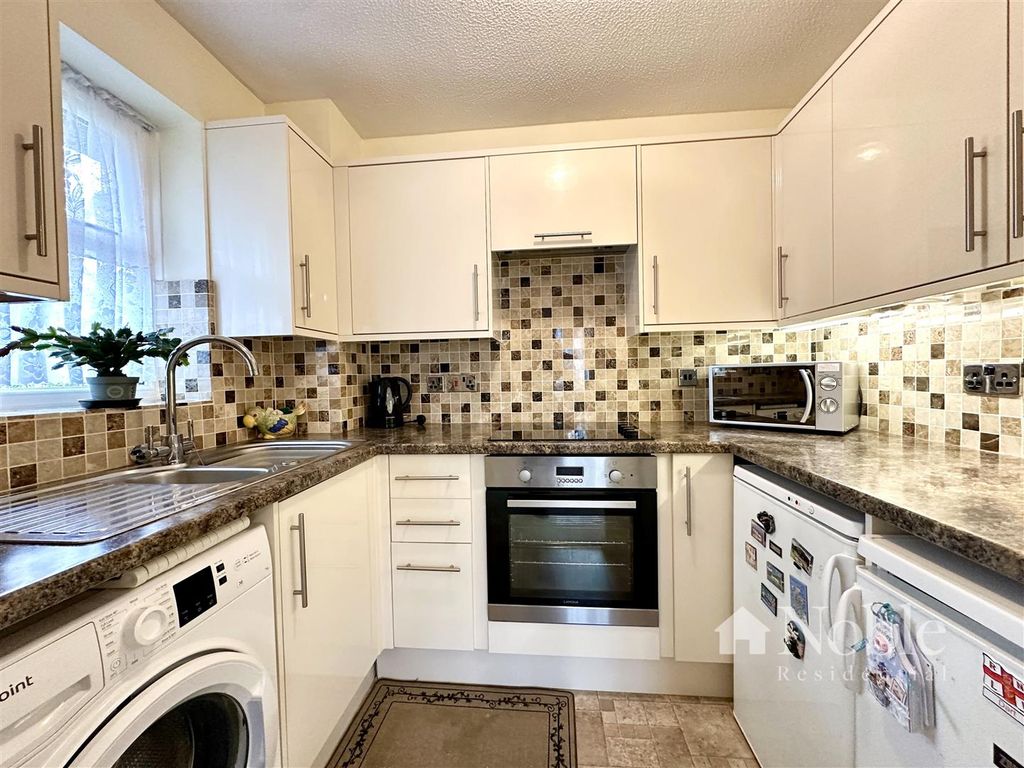 Property photo 3 of 10 Kitchen